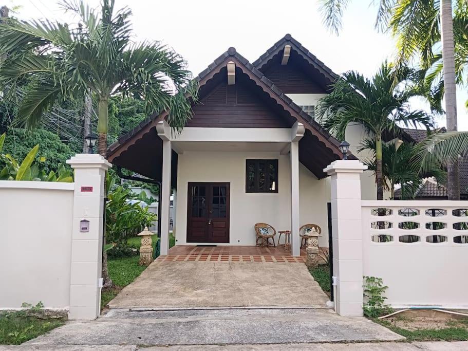 Naiharn Beach Holiday Pool Villa, Rawai Екстер'єр фото