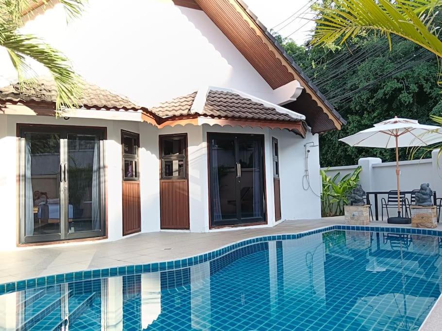 Naiharn Beach Holiday Pool Villa, Rawai Екстер'єр фото